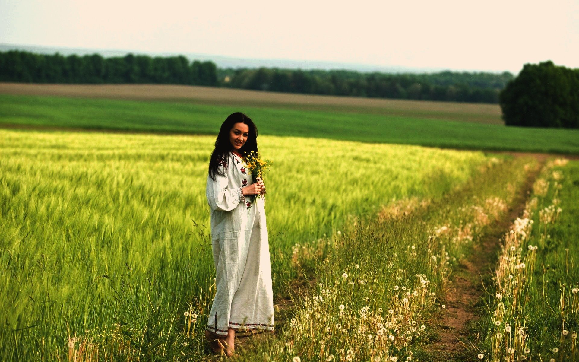 Women in Slavic costumes in Dushanbe