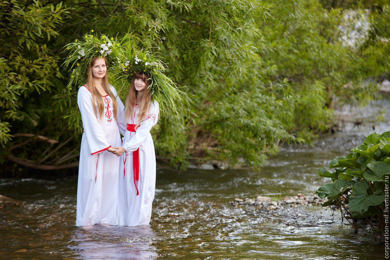 Women in Slavic costumes in Dushanbe