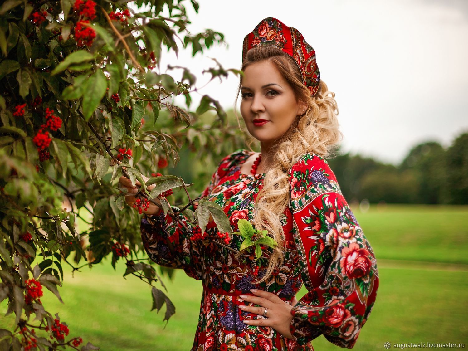 Women in Slavic costumes in Dushanbe