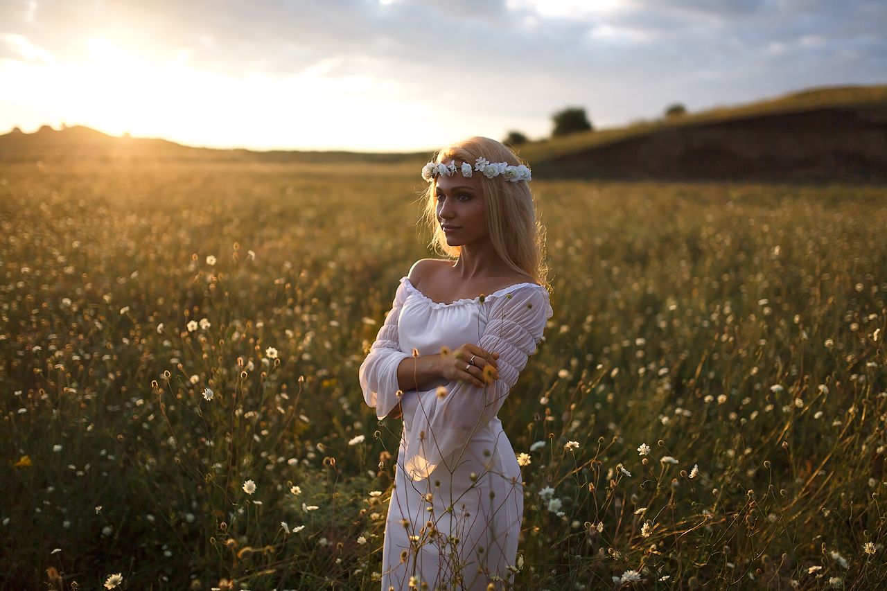 Girls in Slavic costumes in Dushanbe