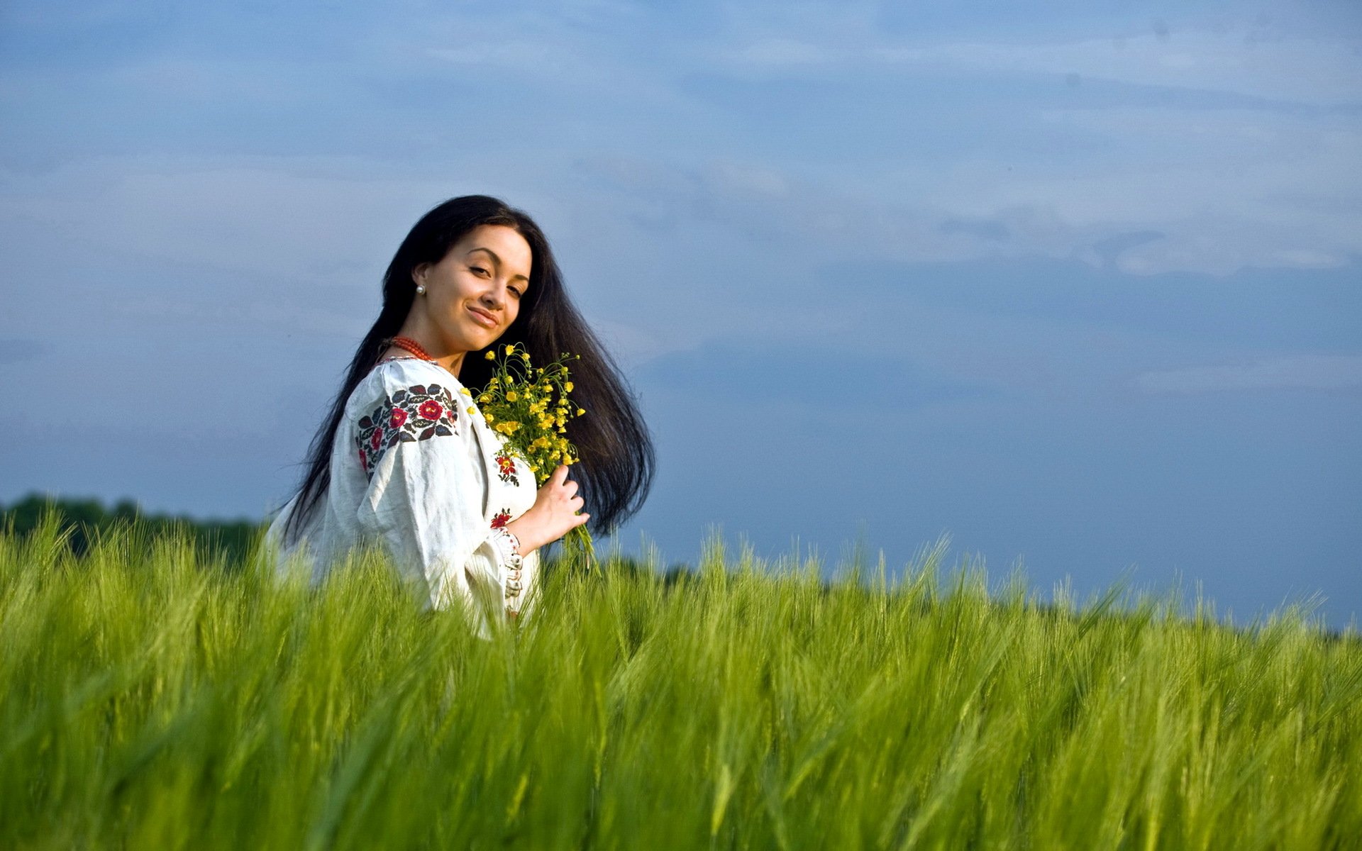 Girls in Slavic costumes in Dushanbe