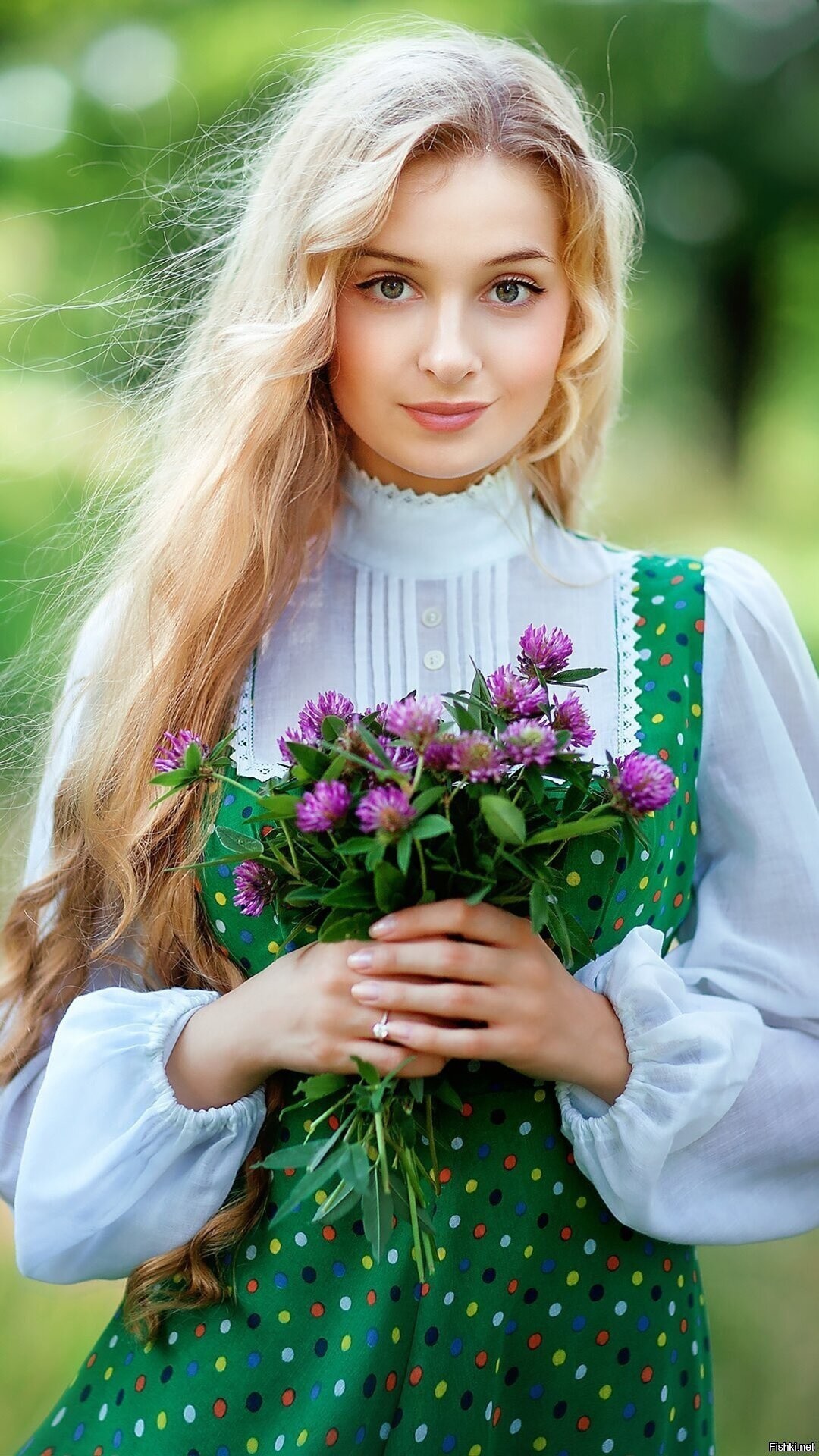 Girls in Slavic costumes in Dushanbe